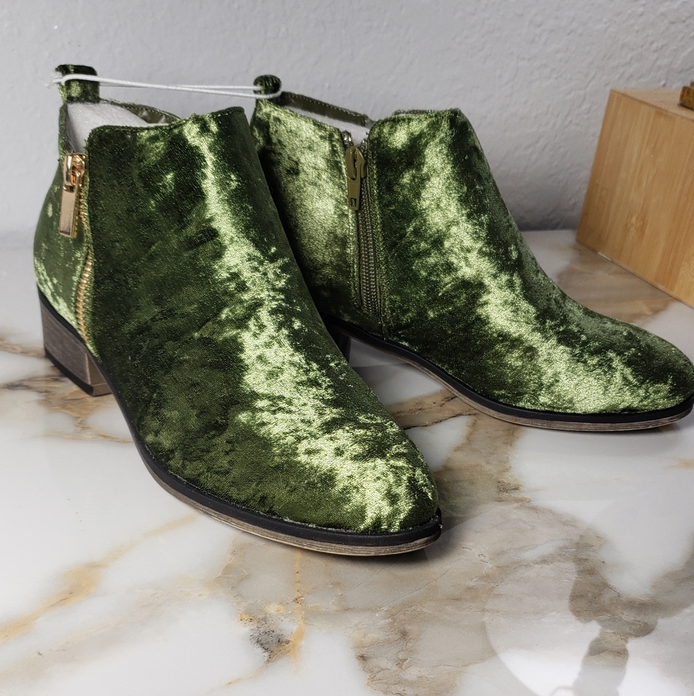 Green Velvet crushed booties size 5.5 Bamboo
